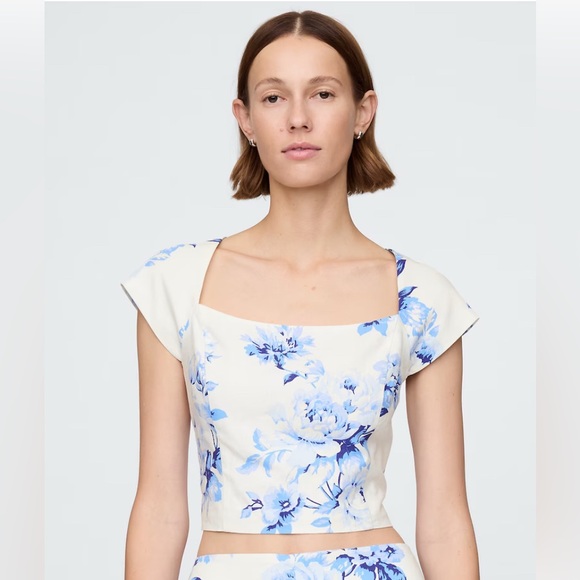 GAP Tops - NWT - GAP Linen blend, cap, sleeved, Floral Blue crop top. Size - Large Petite